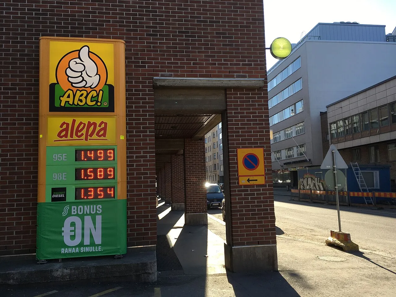 Een prijsbord voor brandstof bij een ABC-pompstation in Helsinki, Finland.