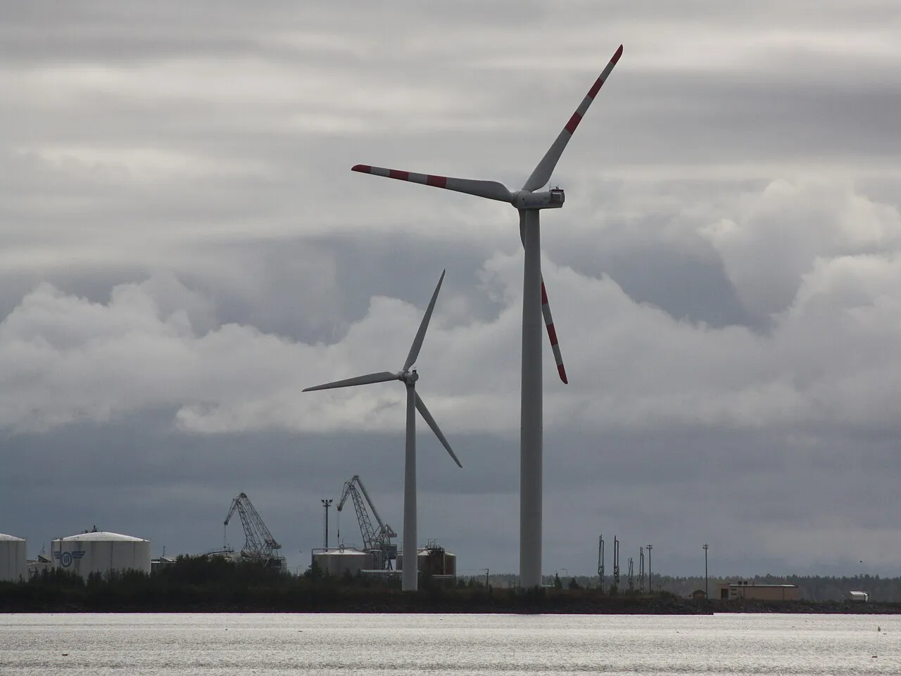 Windturbines op het eiland Vihreäsaari bij Oulu, Finland.